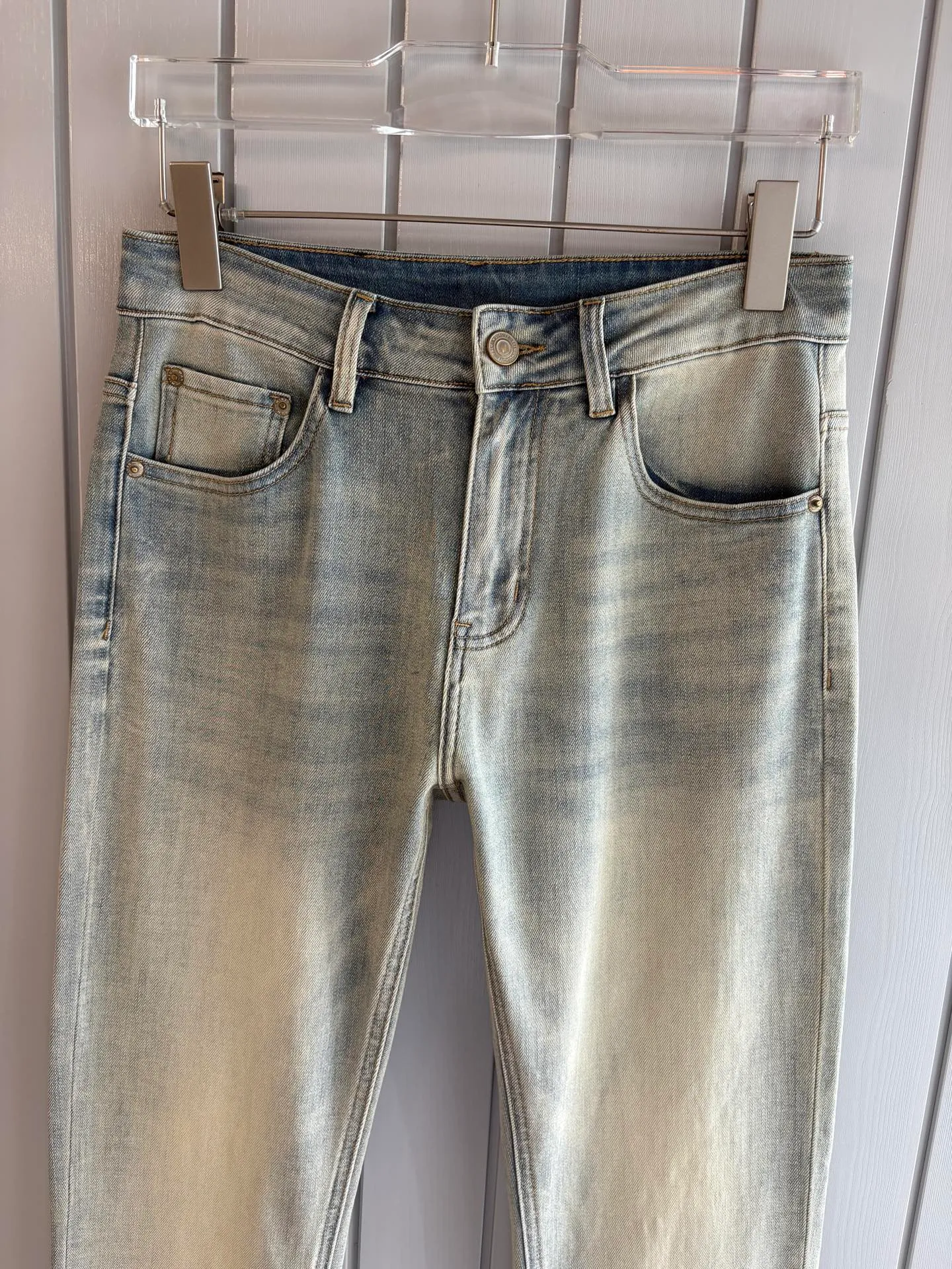 Ferragamo 41SS spring and summer jeans are coming. Premium version. Special counter-customized fabrics🌹Breathable, high comfort. Impeccable details. The design concept of brand elements reflects high quality. It feels delicate and soft. It presents casual tailoring and the upper body shape is awesome! Sizes: 28-38 (no 35.37)